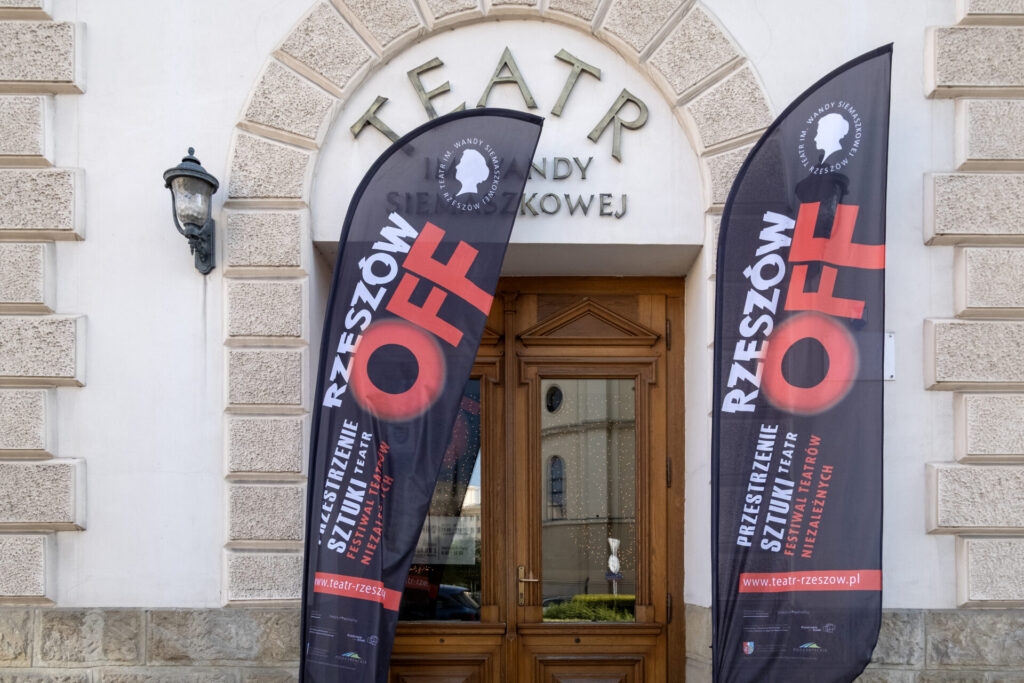 fotografia przedstawiająca front Teatru